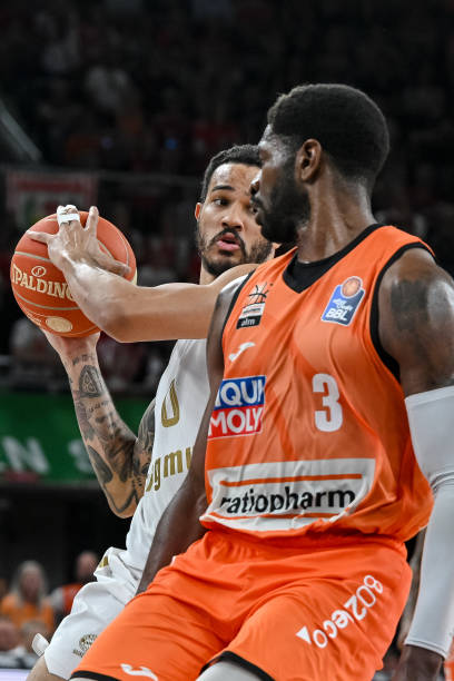 的差距与突 的差距与突