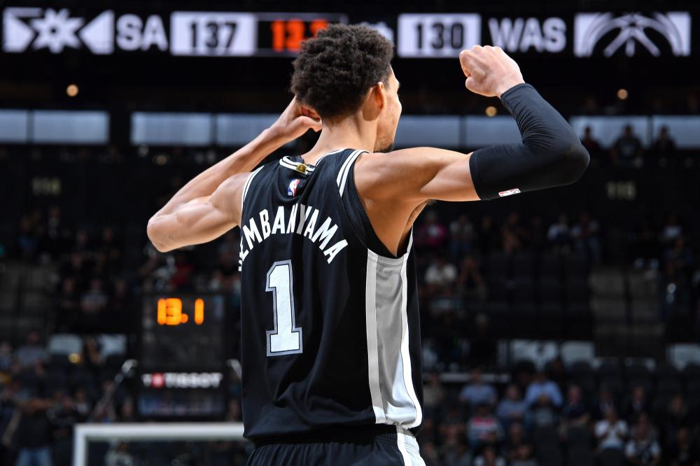 员因伤缺席 员因伤缺席